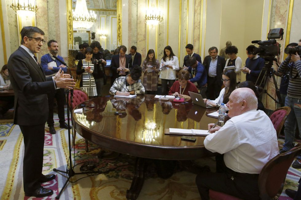 El presidente del Congreso, Patxi López, explica a los periodistas las consecuencias de que el Gobierno se niegue al control parlamentario.