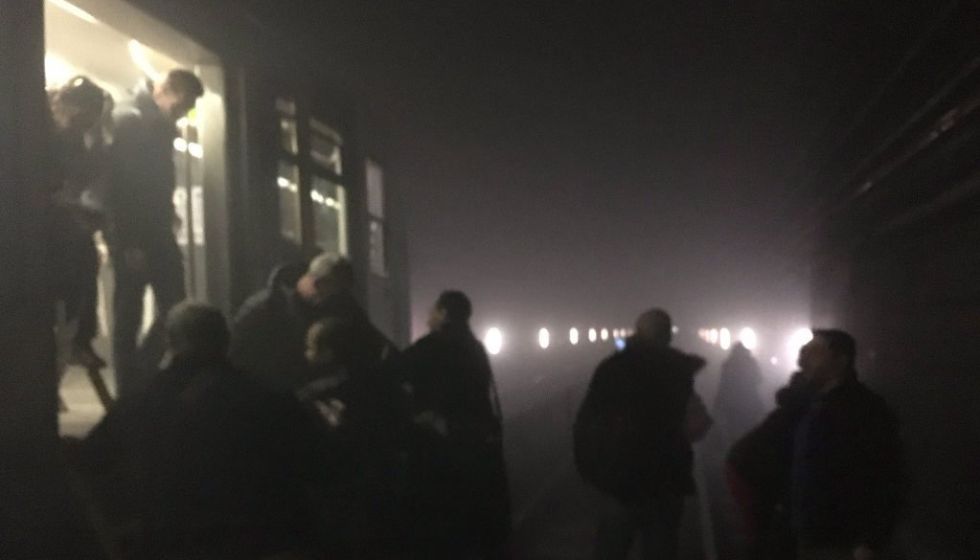 Varios pasajeros evacúan un vagón de metro en Bruselas el 22 de marzo de 2016. 