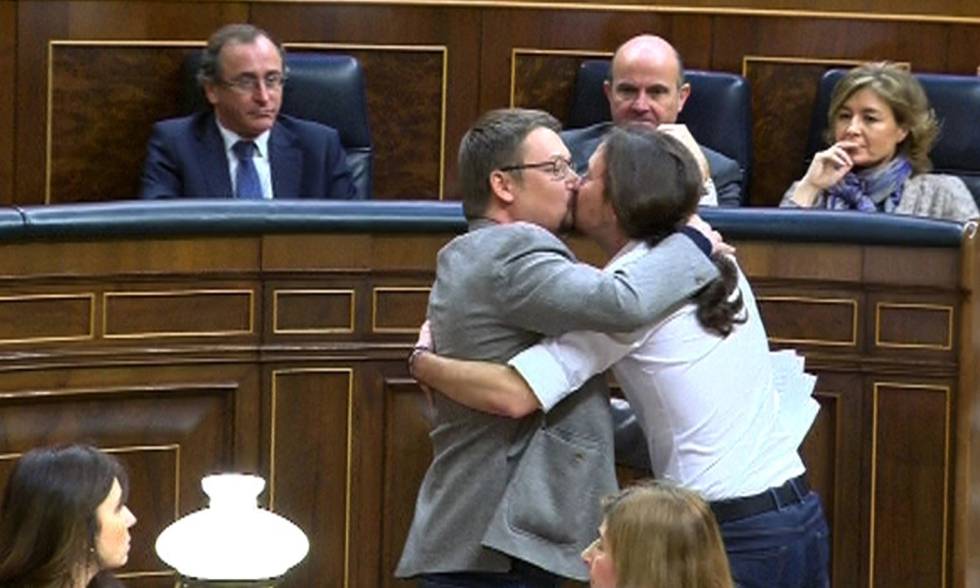 Pablo Iglesias y Xavier Doménech celebran su estreno en las Cortes con un beso.  rn 