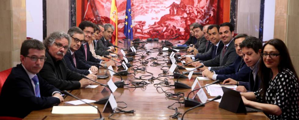 Reunión de representantes de partidos políticos sobre reducción de gastos en la campaña electoral de junio.
